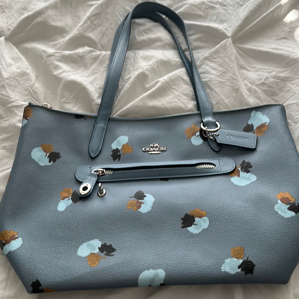 Beautiful coach bag like new no marks or tears. Beautiful